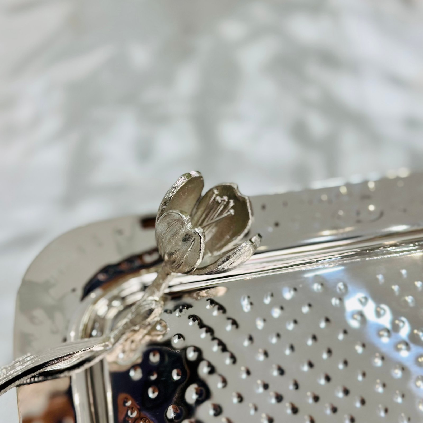 Plateau inox avec fleur PM – Image 4